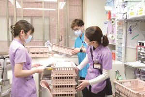 緊急受入病床のナースステーションの様子。緊急入院があると一気にその準備に追われる
