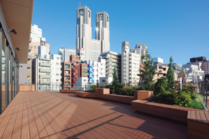 各階のテラスからは新宿の街並みが見渡せる。