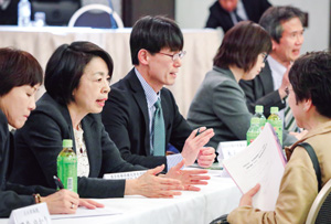参加者の質問・相談に応える感染管理認定看護師たち