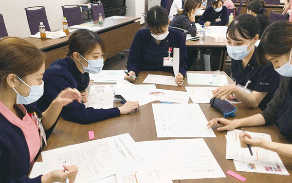 4年目研修(実践?)の様子。指導者についてグループワークで話し合う