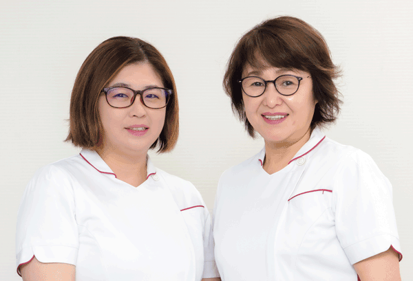 (左から)清水菜央看護師、加藤留美看護課長