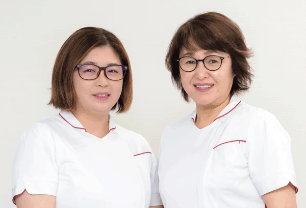 (左から)清水菜央看護師、加藤留美看護課長