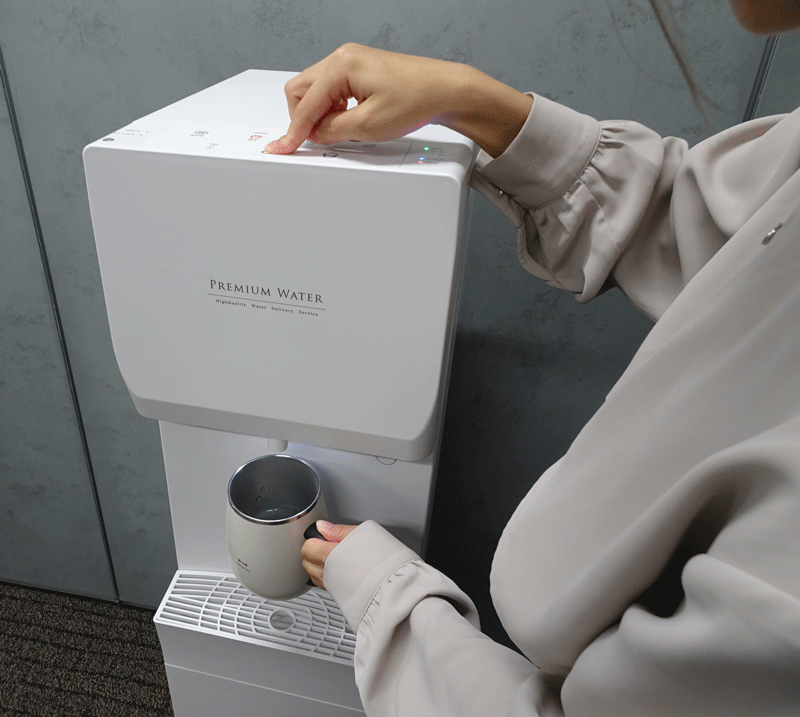 80℃のお湯に冷水を加えて白湯づくり