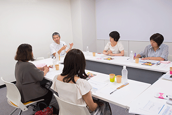 会談中の5人の写真