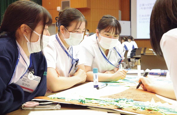 看護部が能力開発概念図に使用している木をモチーフに、自分たちの成長過程がわかるポスターを1年間で仕上げる。完成したものは更衣室の脇に掲示される2