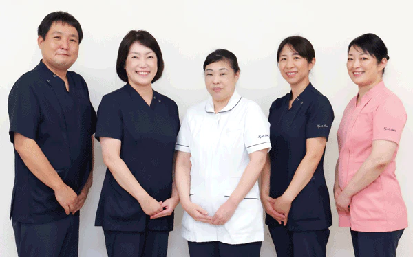 看護管理室教育専任副看護師長のみなさん。(左から)古谷和紀さん、森下理恵さん、梅井歩さん、伊藤なるみさん、角裕子さん