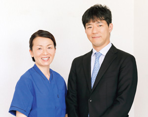 看護師特定行為研修責任者である青柳智和さん(右)と看護主任で特定看護師の河尾眞美さん