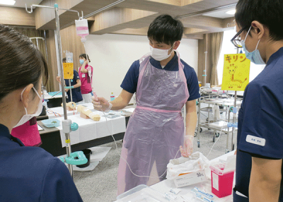 新IVナース研修では、演習やシミュレーションなど実際に動いて学ぶことが多い。インストラクター(WGメンバー)が臨床経験から得たアドバイスを与える場面もみられた