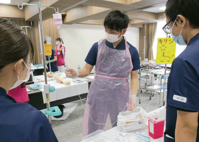 新IVナース研修では、演習やシミュレーションなど実際に動いて学ぶことが多い。インストラクター(WGメンバー)が臨床経験から得たアドバイスを与える場面もみられた