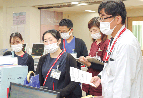 身体拘束最小化チームは週に1回各病棟をラウンドして、対象となる患者さんについての情報を確認し、時にはミニカンファレンスも行う。