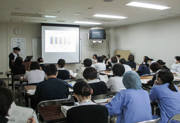 看護管理者研修の発表会の様子(2016年度)。看護実践計画書を活用した研修は当時から始まっており、その効果がうかがえる