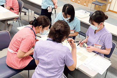 集合研修の様子。新人看護師はまず「キャリア」「キャリアデザイン」について講義を受け、学びの方法を確認。同院ではeラーニングも並行して活用している