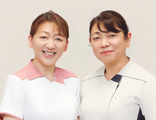 (写真左から)齊藤亜紀子看護人材開発室教育担当師長、大河内ヒデ子大原記念財団看護本部副部長