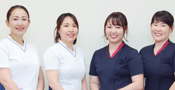 新人教育担当者会フォローアップグループのみなさん。(写真左から)堀内沙織看護師、山本紫織看護師、芝池美樹看護師、赤井鈴枝看護師
