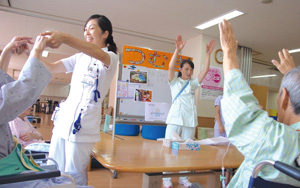 副師長のアイデアで開始した「院内デイ『つむぎ』」での体操風景