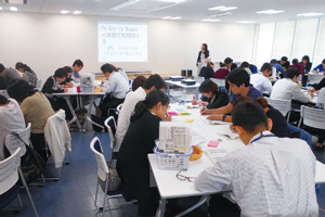多職種が参加しての「医療安全講習会(Team STEPPS)」の様子
