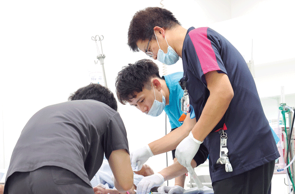 宇治徳洲会病院の高度救命救急センターでは、医師や看護師らとともに救急救命士も処置にあたる
