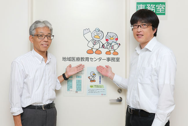 (左から)松村浩さんと川野辺健志主幹