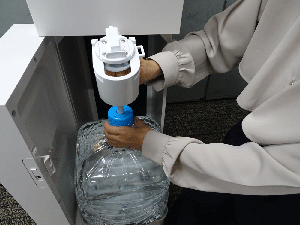 青いボトルキャップに受水棒を根本までぐいっとさしこみ・・・