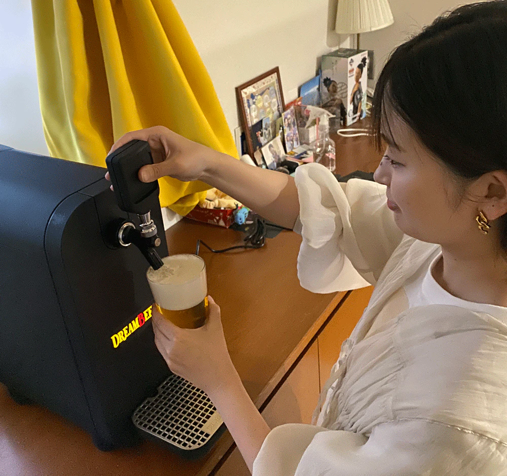 慣れた手つきでビールを注ぐ