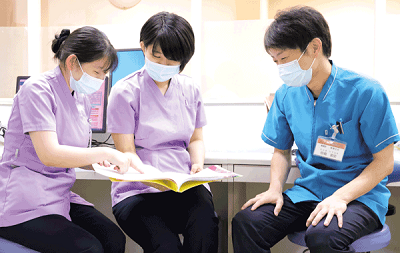 「新人看護職員ガイドブック」は日常の振り返りにも活用されている。新人看護師は、主任や教育担当者の丁寧な指導を受けながら一人前に向けて歩を進めていく