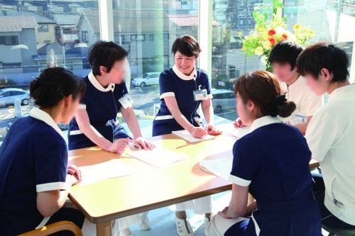 話し合いをしている写真