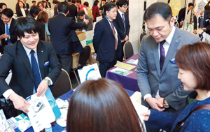 大勢の参加者であふれる企業展示会場
