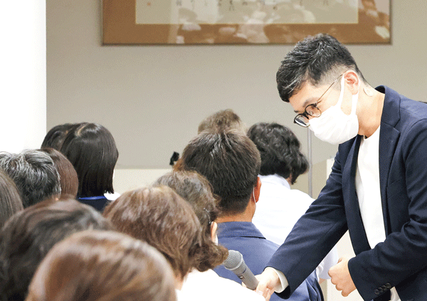 クイズ形式で質問をしながら受講者のなかに入ってコミュニケーションを実践