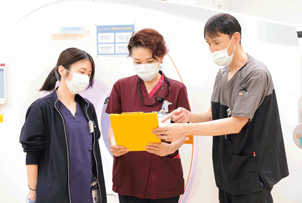 検査室では看護師が造影剤や穿刺技術について技師に指導する姿が日常的にみられる。静脈路確保放射線技師育成プログラムではCT検査室での研修が最後の承認段階となる