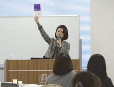 辻本好恵さん講演中の写真