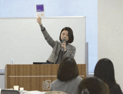 辻本好恵さん講演中の写真
