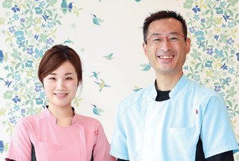 7.(左から)4C病棟の廣瀬理沙看護主任と2C病棟の会沢昌裕看護師