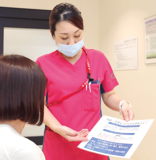 採血や点滴などIV (静脈注射)の実施前には、必ず患者さんに対して合併症などのリスクについて説明する
