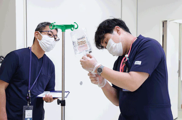 テーマ:看護職の基本スキルとリテラシー静脈注射に関する質問に回答し、注射箋に従ってミキシングから薬液注入、点滴速度の調整までを正しく実施する。チーム/市立大津市民病院ICUチーム