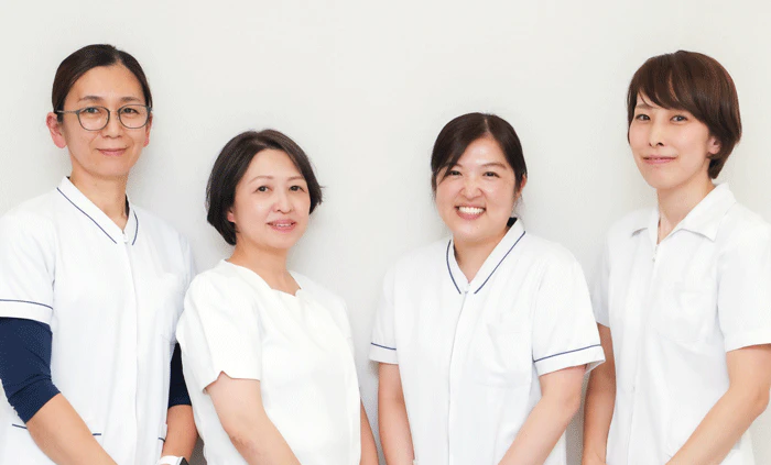 (左から)高島美智子緩和ケア認定看護師(相談支援センター)、狩野桂子がん化学療法看護認定看護師(内科病棟師長)、中村志穂乳がん看護認定看護師(相談支援センター)、吉田奈帆がん化学療法看護認定看護師(相