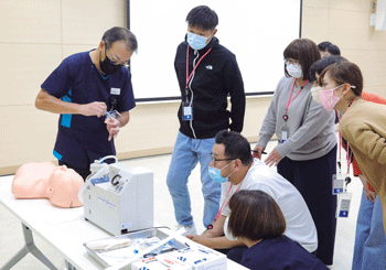 医師により実践的な指導が行われる