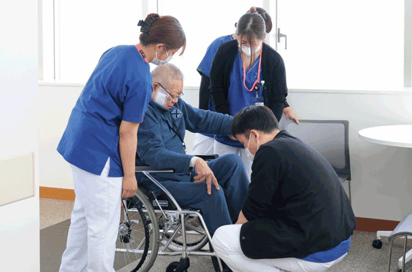 テーマ:最適な環境片麻痺のある患者さんの病室環境はどう整える?食事や移動の介助を含めどのような配慮が必要かを考える。チーム/みゆきんぐ