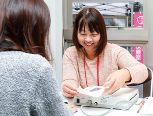 河原郵便局で行われた「まちの保健室」。