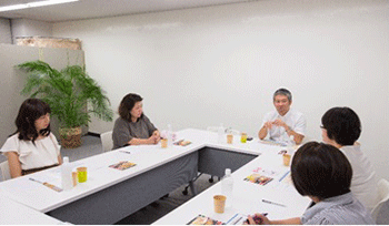 会談中の5人の写真