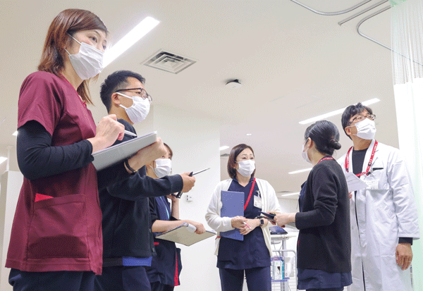 場合によってはステーションから患者さんのベッドサイドまで足を運び、状態を確認する(写真はHCU)