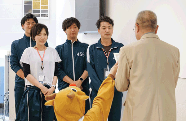 表彰式で賞状と盾を授与される優勝チーム「チームやった根!リベンジャーズ」