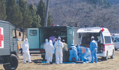 看護師の熊倉英高さんを含めた放射線医療チーム、福島県に向かう様子