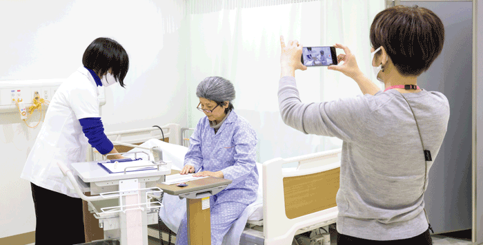 経験の長い看護師だからこそ効率重視になってしまいがちな看護場面をロールプレイに。患者さんの思いに目を向ける大切さを確認
