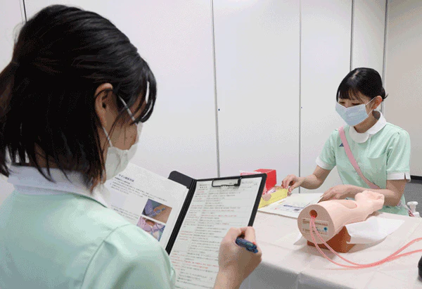 IVナース認定研修は入職2年目以降の看護師が対象。その試験は、ブースごとに1人ずつ行われる