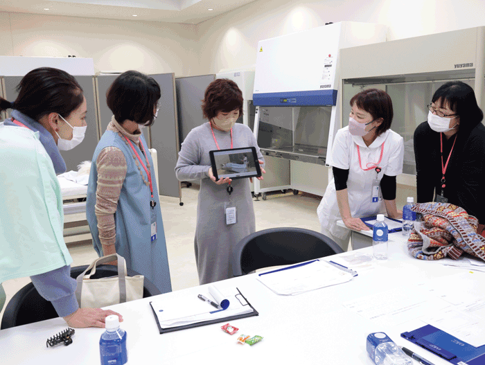 実習で初めて患者さんの情報収集を任された看護学生の様子を再現。撮影した動画を確認しながら進めていく