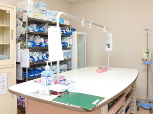【同院東棟13階病棟での感染対策】処置や投薬の準備を行う準備室は、常に整理整頓をしておく