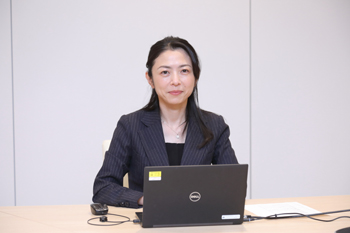 西澤綾 先生