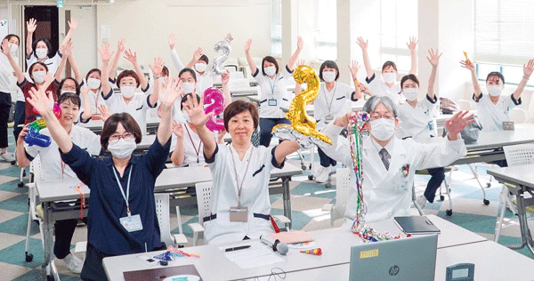 2024年8月、認証更新の知らせを受けて喜ぶ関係者たち。晴れ晴れとした気持ちがうかがえる