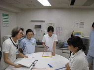 ケースワーカーと看護師の話し合いの様子