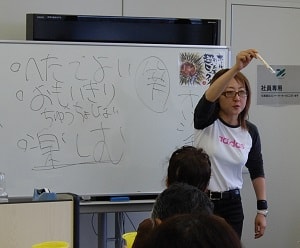 笑って免疫力アップ! 絵手紙教室の様子